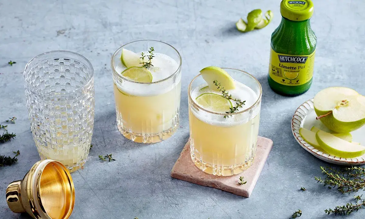 Erfrischende Cocktails mit Limettenscheiben und Thymian. Perfekt, um **lime juice selber machen** zu lernen und den Sommer zu genießen.