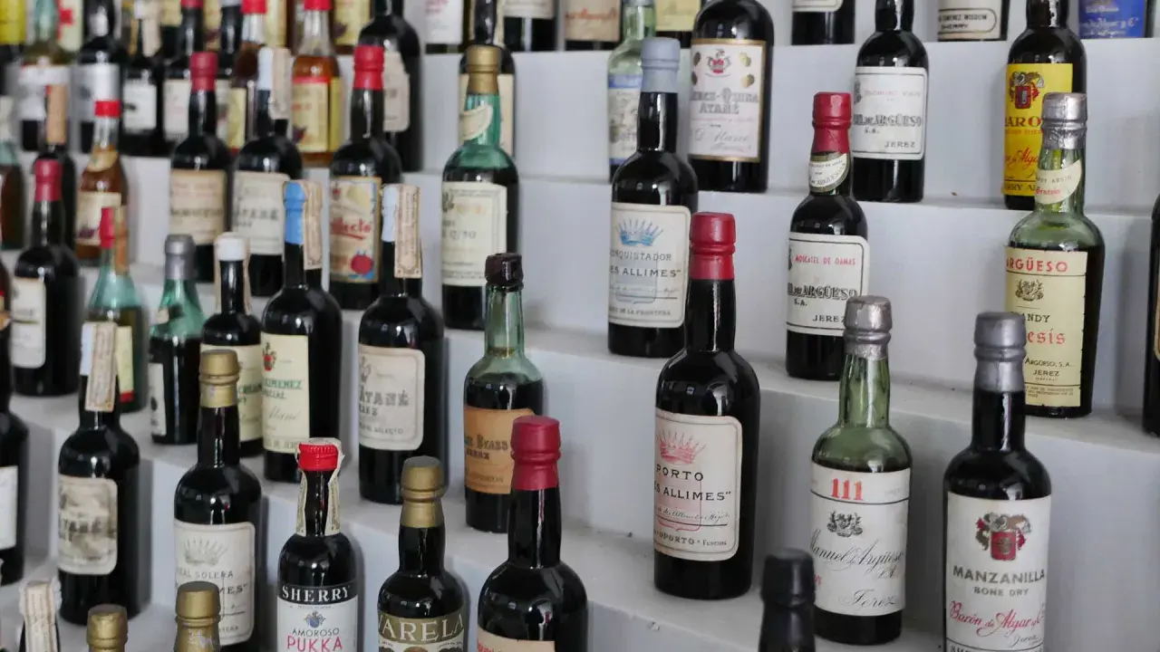 Eine Sammlung von Sherry-Flaschen, darunter ein Etikett mit "SHERRY AMOROSO PUKKA".