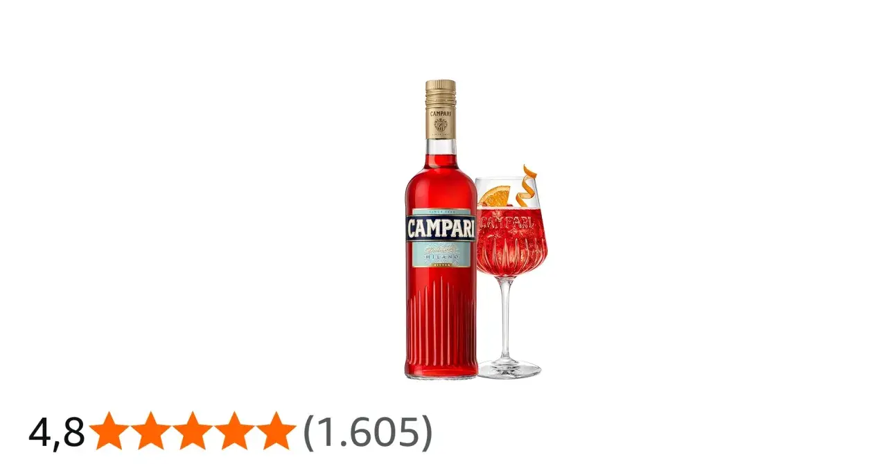 Campari-Flasche und ein Glas mit dem charakteristischen Campari-Geschmack, garniert mit einer Orangenschale.