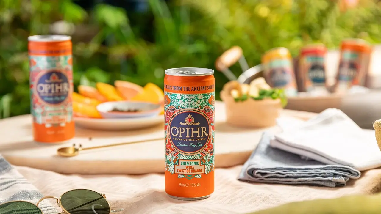 Opihr Gin & Tonic mit Orangengeschmack in einer Dose, bereit für einen erfrischenden Moment.