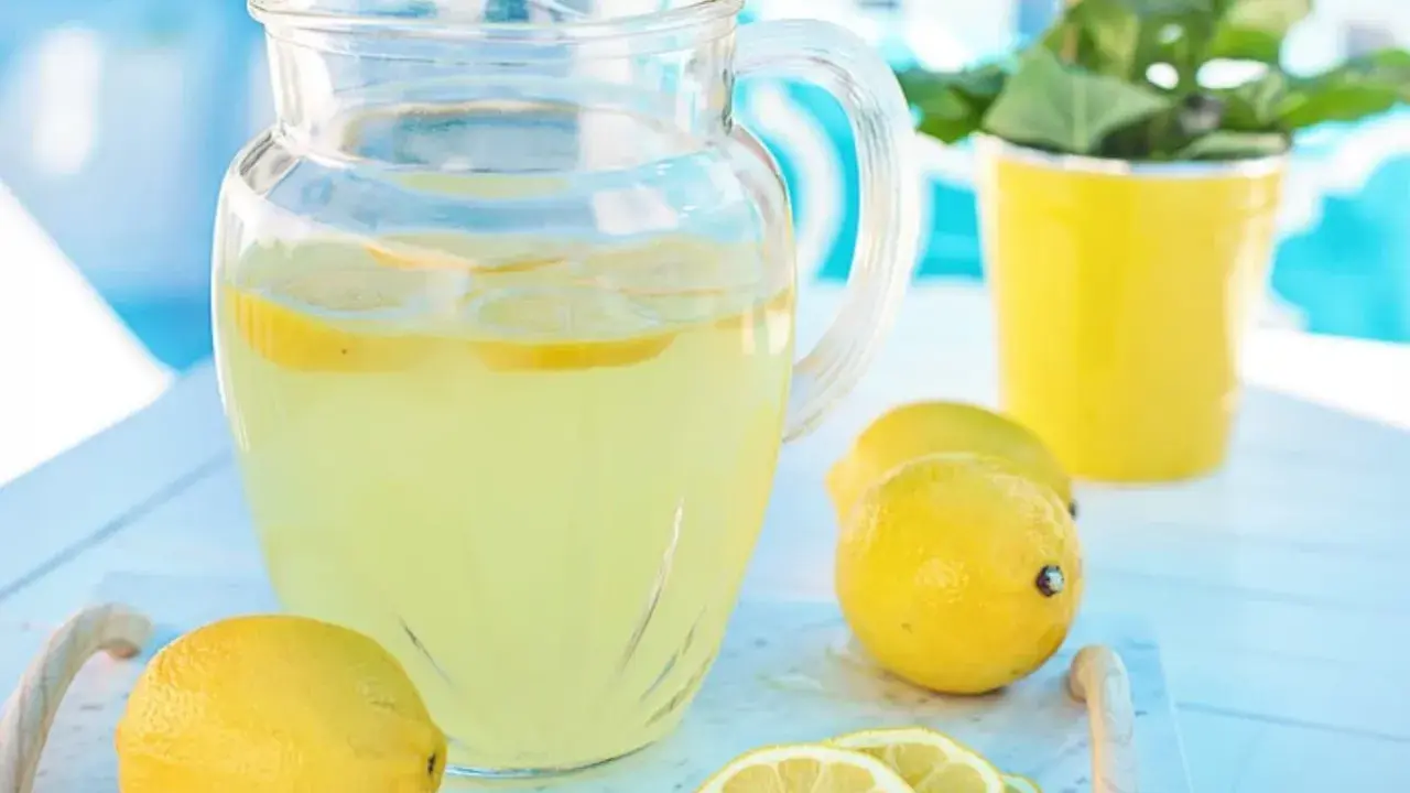 Erfrischende Limonade im Krug, garniert mit Zitronenscheiben. Perfekter zitronensaft ersatz für heiße Tage.