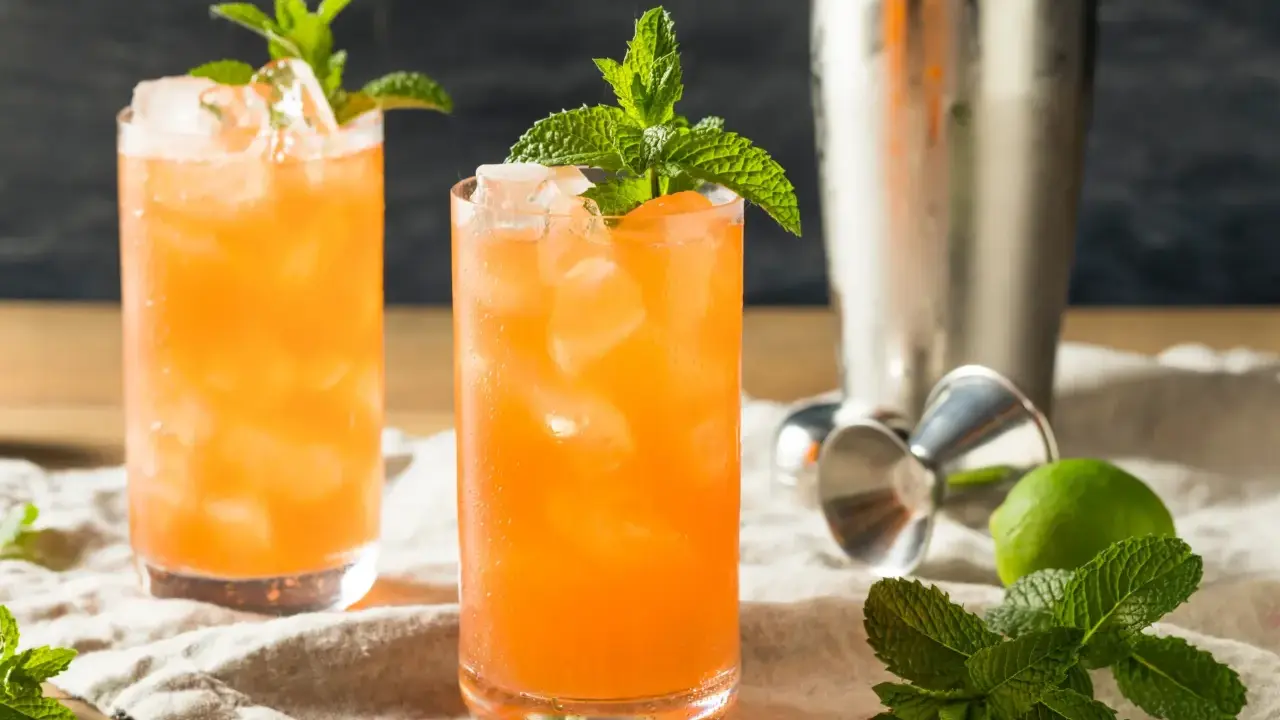 Erfrischende Cocktails mit Minze und Limette, zubereitet mit Rum.