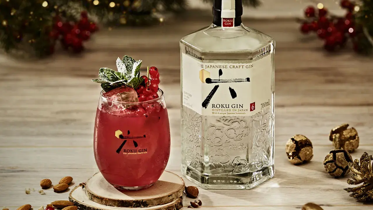Roku Gin mit rotem Tonic und Beeren, perfekt für festliche Momente.