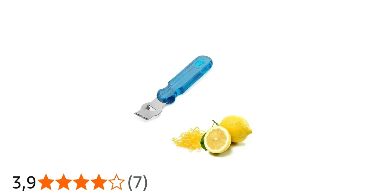 Ein blauer Zestenreißer liegt neben frischen Zitronen und einem Haufen fein geriebener zitronen zeste.