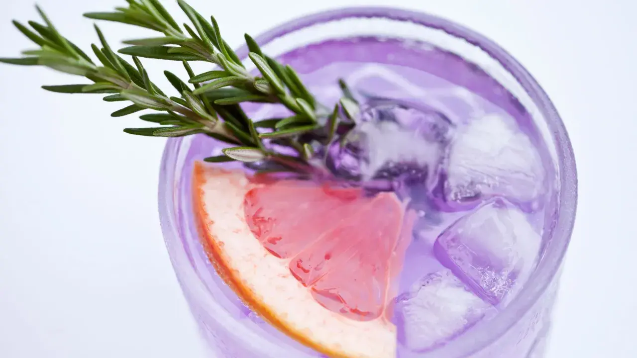 Erfrischender lila Drink mit Grapefruit und Rosmarin – eine köstliche Gin-Tonic-Alternative.