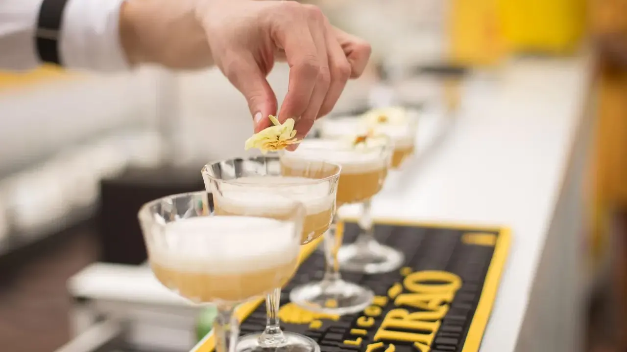 Ein Barkeeper garniert Cocktails mit Blüten. Der Duft erinnert an süßen Anis, wie schmeckt Anis?