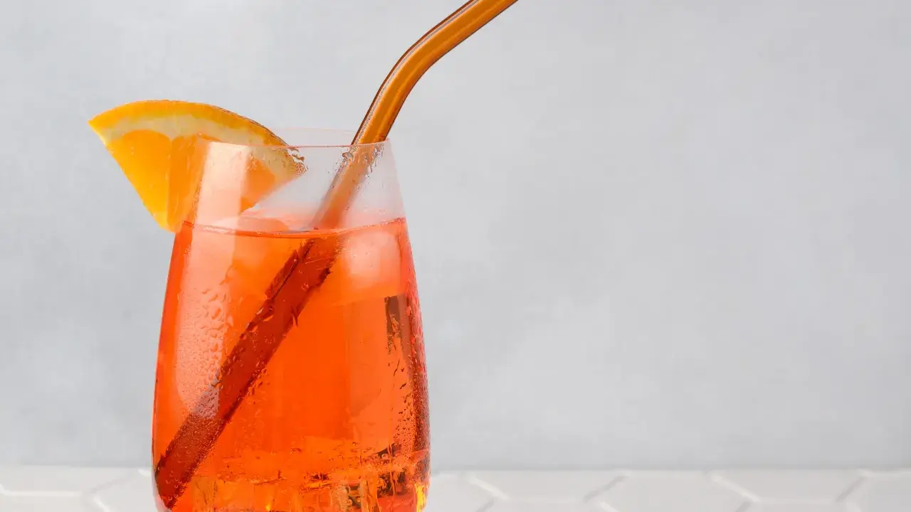 Erfrischender Aperol Spritz mit Orangenscheibe und Eiswürfeln, perfekt zum Aperol mischen.