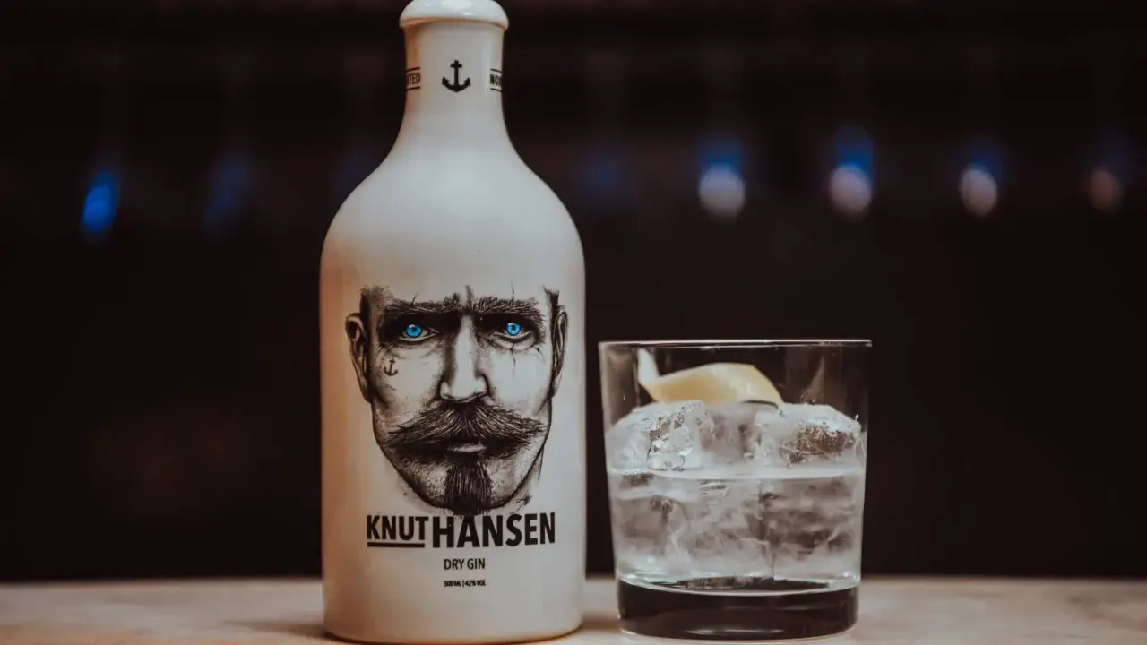Knut Hansen Gin mit Tonic Water, Eis und Zitrone. Ein perfekter Drink für den Sommer.