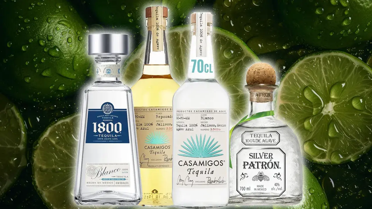 Vier Flaschen Tequila, darunter 1800 Blanco, Casamigos Reposado und Silver Patron, vor einem Hintergrund aus nassen Limetten. Ob Tequila gold oder silber, die Auswahl ist groß.
