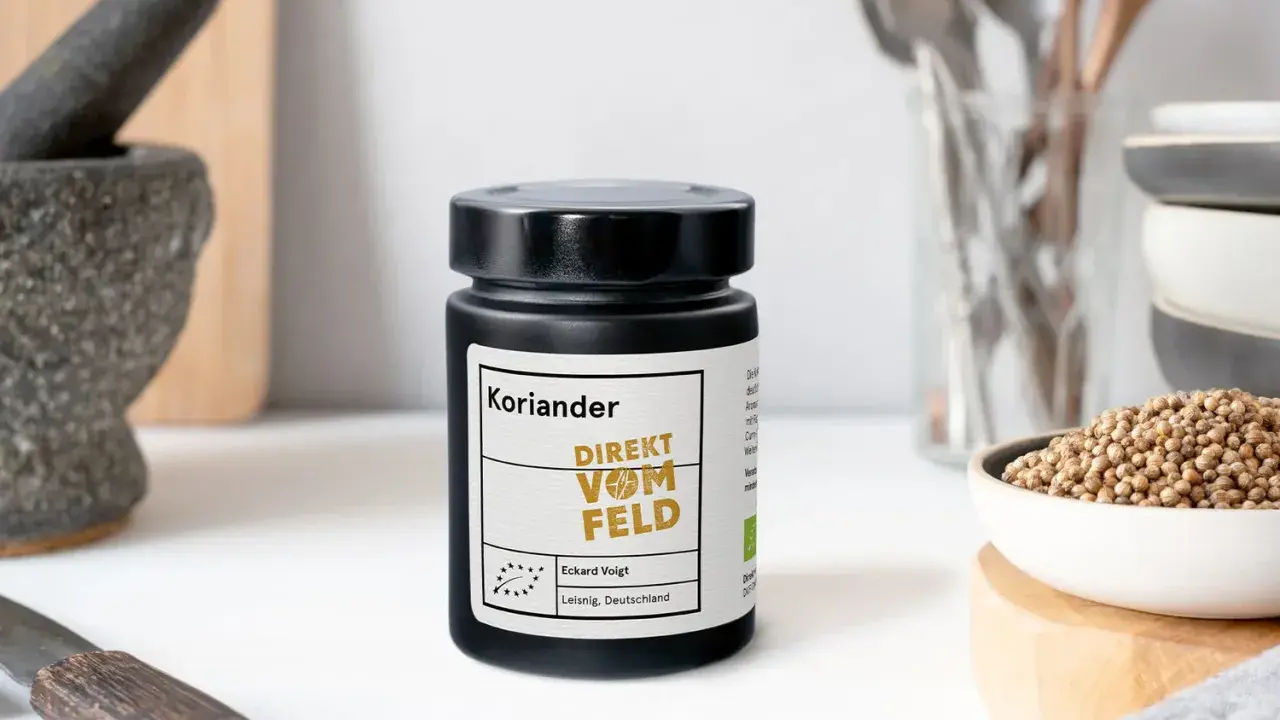 Ein Glas Koriandersamen steht bereit, um Gerichten Aroma zu verleihen. Perfekt zum Koriander samen essen!
