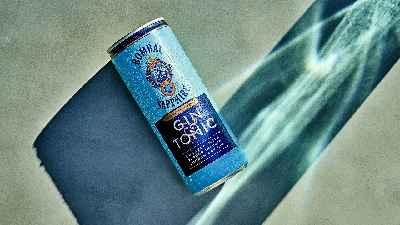 Eine eisgekühlte Dose Bombay Sapphire Gin Tonic, die im Sonnenlicht glänzt.