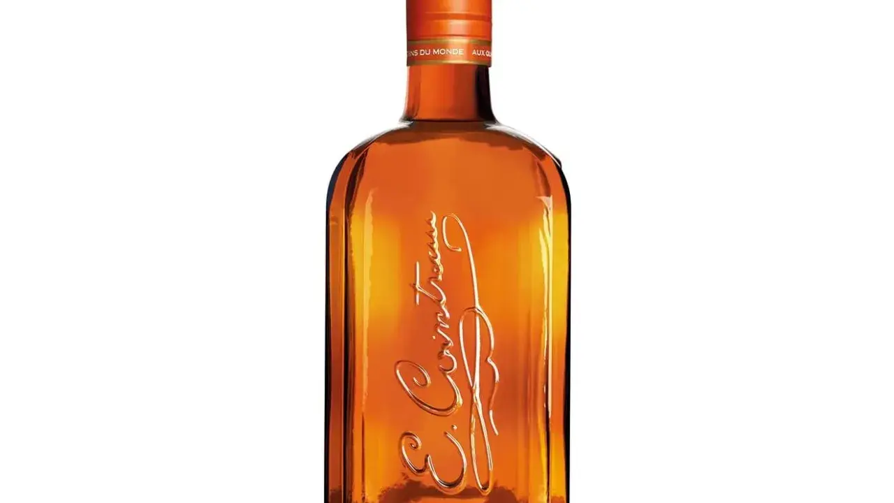 Bernsteinfarbene Flasche mit eingeprägtem Schriftzug, eine Cointreau Alternative für Cocktails.