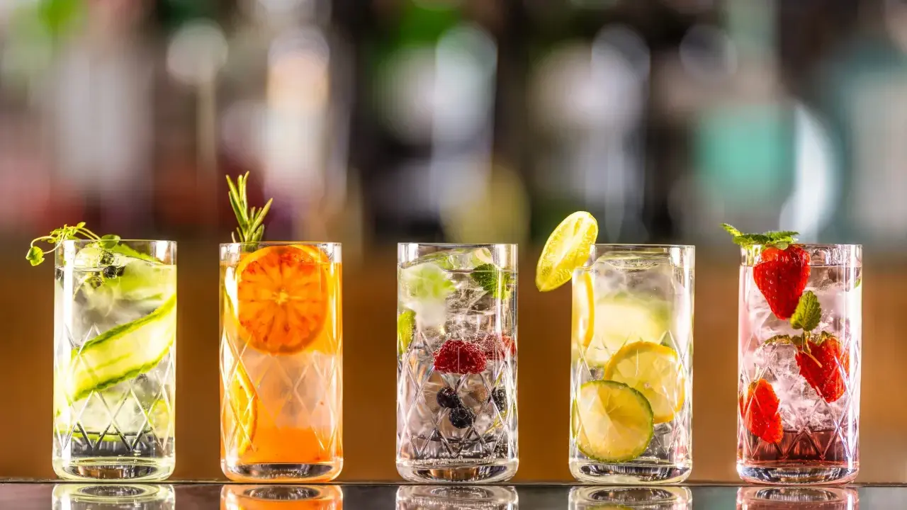 Fünf erfrischende Drinks mit Früchten und Kräutern. Einer davon könnte Chinin enthalten, wie in Tonic Water, wo ist Chinin drin?