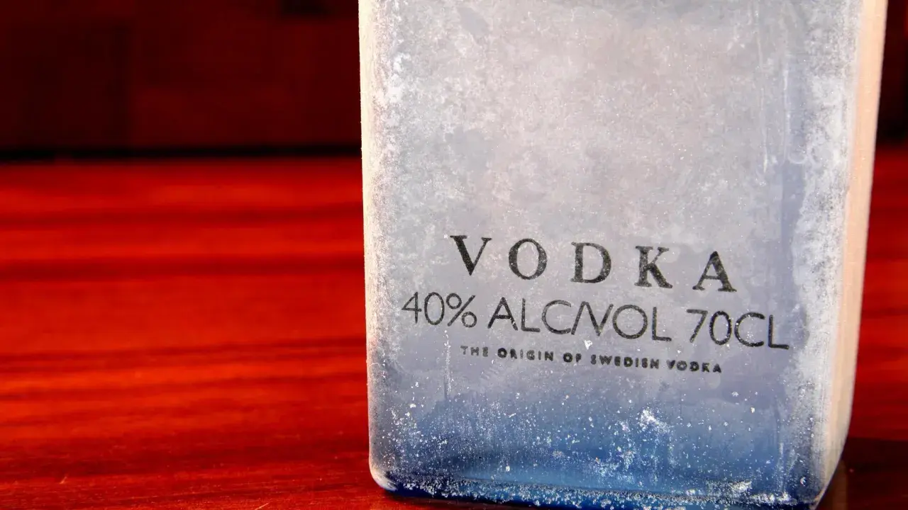 Eiskalte Wodkaflasche mit der Aufschrift "VODKA 40% ALC/VOL 70CL". Wer auf die Wodka Kalorien achtet, sollte den Konsum im Auge behalten.