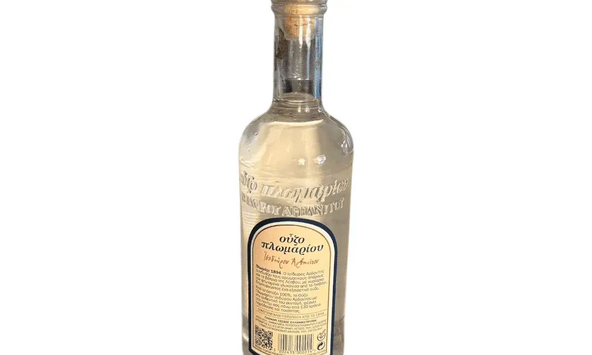 Eine Flasche Ouzo mit korken. Der Etikett beschreibt den Ouzo Geschmack und die Geschichte des Getränks.