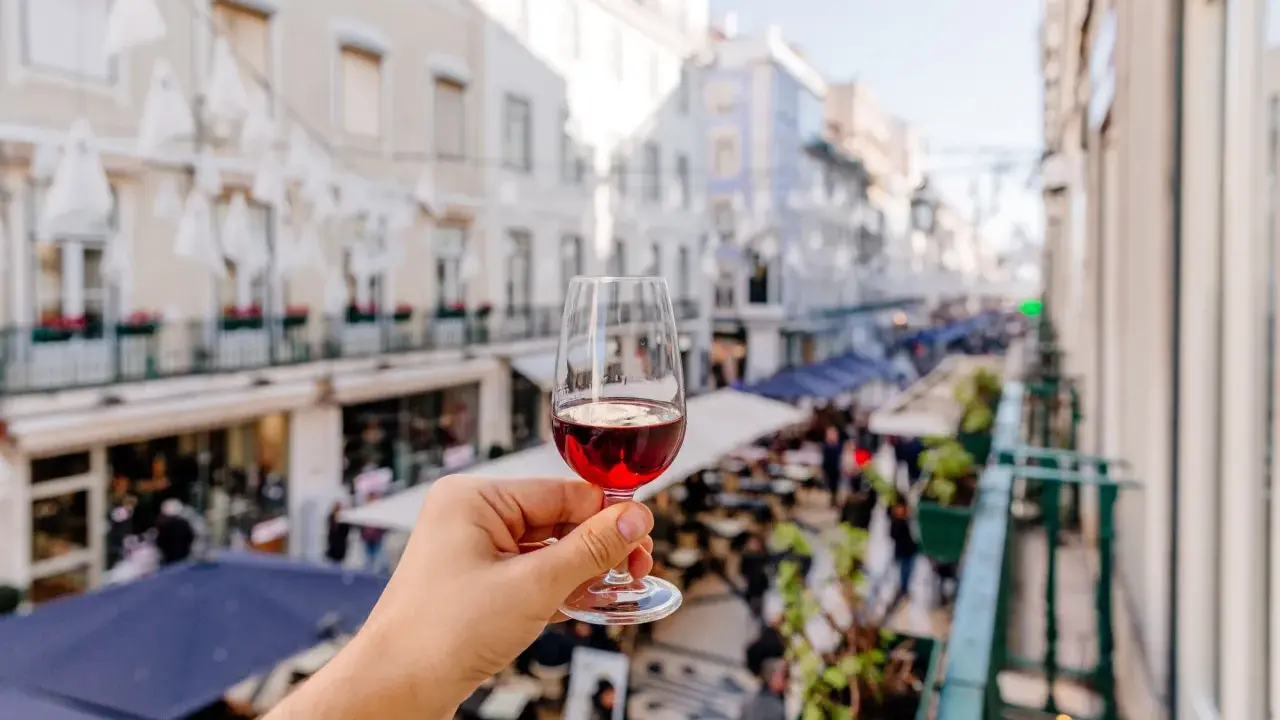 Ein Glas Portwein in Lissabon. Was ist ein Portwein? Ein süßer, aufgespriteter Wein aus Portugal, perfekt für den Ausblick.