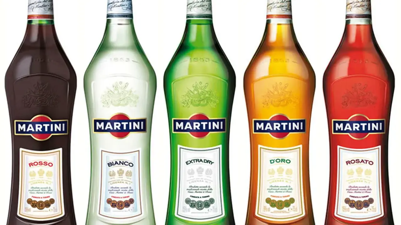 Fünf Flaschen Martini: Rosso, Bianco, Extra Dry, D'Oro und Rosato. Die Martini Herstellung hat eine lange Tradition.
