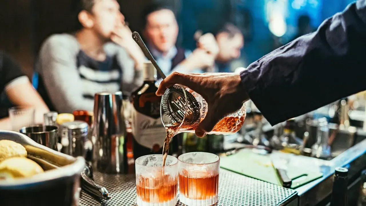 Ein Barkeeper mixt einen Drink. Die Frage ist, ist Gin vegan?