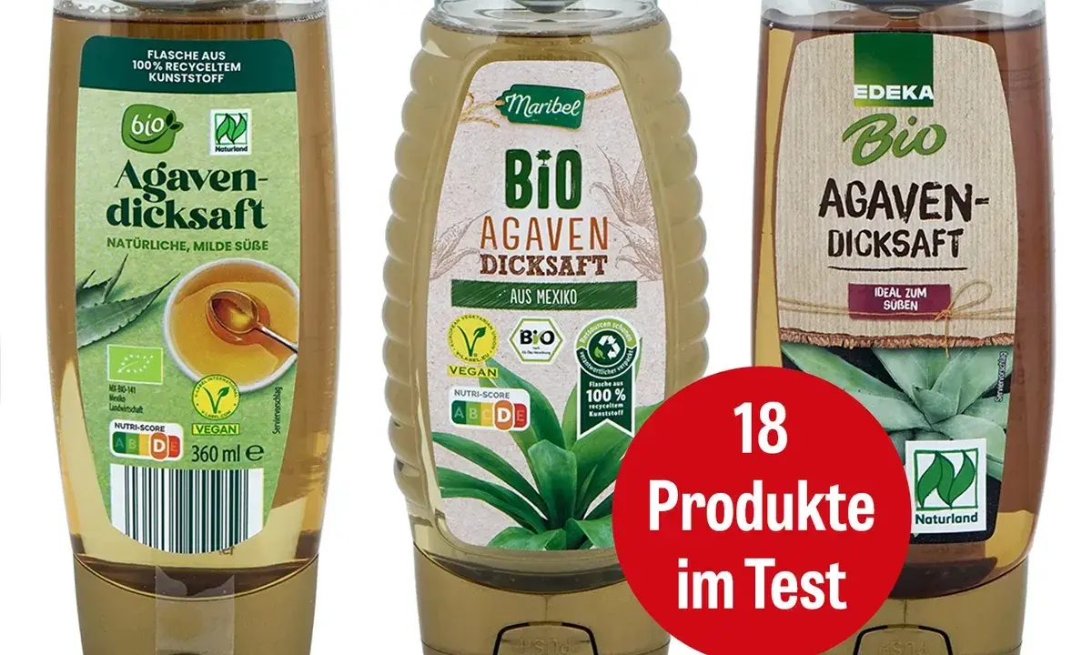 Drei Flaschen Agavendicksaft, eine natürliche Alternative zu honig, stehen nebeneinander. Ein roter Kreis verkündet "18 Produkte im Test".
