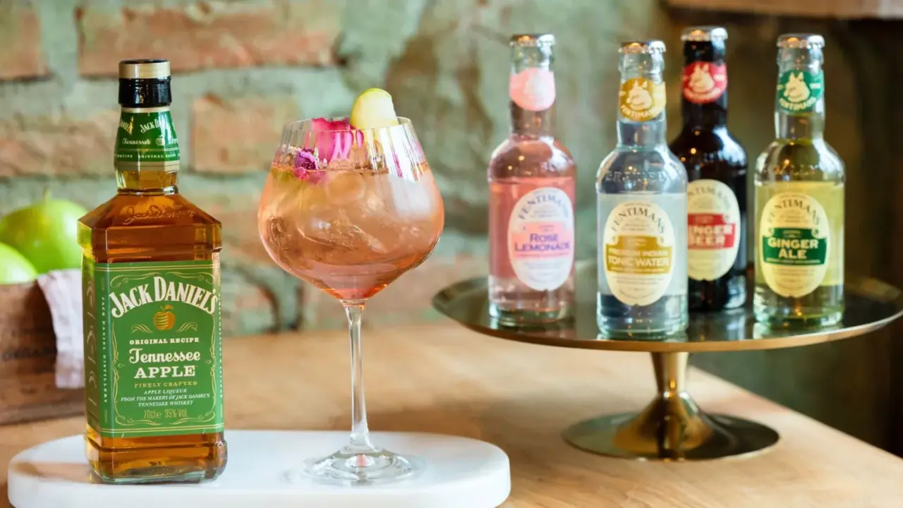 Jack Daniel's Tennessee Apple mit Rosenlimonade und Eis – so trinkt man Jack Daniels für einen fruchtig-frischen Genuss.