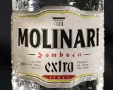 Molinari Sambuca Extra, ein italienischer Likör. So trinkt man Sambuca: pur, mit Eis oder als Cocktail.