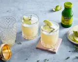 Erfrischende Cocktails mit Limettenscheiben und Thymian. Perfekt, um **lime juice selber machen** zu lernen und den Sommer zu genießen.