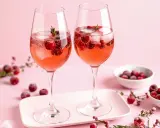 Zwei Gläser Lillet Rosé mit Beeren und Eis. Man fragt sich, wie schmeckt Lillet? Erfrischend fruchtig!