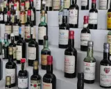Eine Sammlung von Sherry-Flaschen, darunter ein Etikett mit "SHERRY AMOROSO PUKKA".