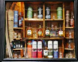 Regale voller Flaschen und Tuben mit irischem Whisky, bereit zum Whisky lagern. Verschiedene Marken wie Tyrconnell und Kilbeggan sind zu sehen.