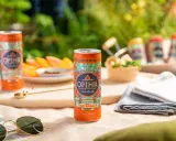 Opihr Gin & Tonic mit Orangengeschmack in einer Dose, bereit für einen erfrischenden Moment.