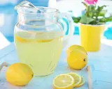 Erfrischende Limonade im Krug, garniert mit Zitronenscheiben. Perfekter zitronensaft ersatz für heiße Tage.