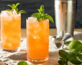 Erfrischende Cocktails mit Minze und Limette, zubereitet mit Rum.