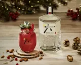 Roku Gin mit rotem Tonic und Beeren, perfekt für festliche Momente.