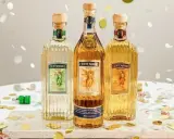 Drei Flaschen Gran Centenario Tequila: Plata, Añejo und Reposado. Feierliche Konfetti-Streusel umgeben die verschiedenen Tequila-Sorten.