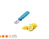 Ein blauer Zestenreißer liegt neben frischen Zitronen und einem Haufen fein geriebener zitronen zeste.