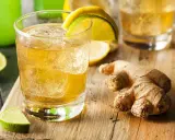 Erfrischendes Getränk mit Eis, Zitrone und Limette. Perfekt für alle, die **Ginger Beer selber machen** wollen.
