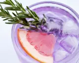 Erfrischender lila Drink mit Grapefruit und Rosmarin – eine köstliche Gin-Tonic-Alternative.