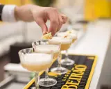 Ein Barkeeper garniert Cocktails mit Blüten. Der Duft erinnert an süßen Anis, wie schmeckt Anis?
