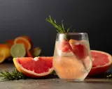 Erfrischender Botanist Gin mit Grapefruit und Rosmarin. So trinkt man Gin im Sommer.