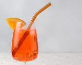 Erfrischender Aperol Spritz mit Orangenscheibe und Eiswürfeln, perfekt zum Aperol mischen.