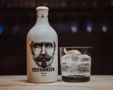 Knut Hansen Gin mit Tonic Water, Eis und Zitrone. Ein perfekter Drink für den Sommer.