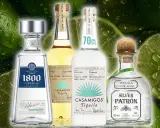 Vier Flaschen Tequila, darunter 1800 Blanco, Casamigos Reposado und Silver Patron, vor einem Hintergrund aus nassen Limetten. Ob Tequila gold oder silber, die Auswahl ist groß.