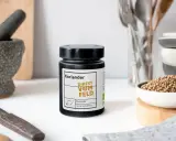 Ein Glas Koriandersamen steht bereit, um Gerichten Aroma zu verleihen. Perfekt zum Koriander samen essen!