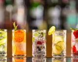 Fünf erfrischende Drinks mit Früchten und Kräutern. Einer davon könnte Chinin enthalten, wie in Tonic Water, wo ist Chinin drin?