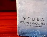 Eiskalte Wodkaflasche mit der Aufschrift "VODKA 40% ALC/VOL 70CL". Wer auf die Wodka Kalorien achtet, sollte den Konsum im Auge behalten.