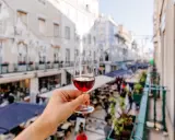 Ein Glas Portwein in Lissabon. Was ist ein Portwein? Ein süßer, aufgespriteter Wein aus Portugal, perfekt für den Ausblick.