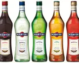 Fünf Flaschen Martini: Rosso, Bianco, Extra Dry, D'Oro und Rosato. Die Martini Herstellung hat eine lange Tradition.