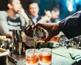 Ein Barkeeper mixt einen Drink. Die Frage ist, ist Gin vegan?