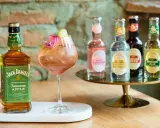 Jack Daniel's Tennessee Apple mit Rosenlimonade und Eis – so trinkt man Jack Daniels für einen fruchtig-frischen Genuss.