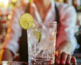 Erfrischendes Glas mit Eis, Limettenscheiben und Sprudelwasser – so sieht ein leckeres Soda aus.